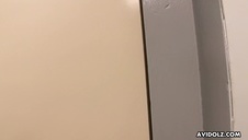 wesoła uczennica pokazuję swoją naturę w łóżku