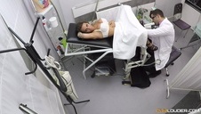 laska w pieści swą łechtaczkę podczas seksu