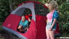 murzyński porno trójkąt na oliwkę w chatce na wzgórzu