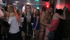 zalana szpara napalonej blond suczki