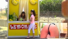 bzykaj a kuszącą i zgrabną blondi w trójkącie