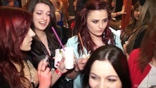 boski seksik z naturalnie cycatą azjatką