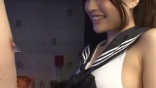 blondi na różowym krześle