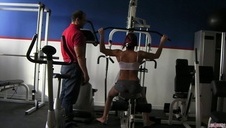 jej koleżanka przywiązuje ją do łóżka