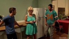 koleś zajrzał do cipek swoich koleżanek