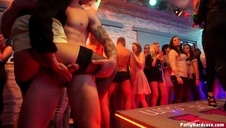 przystrzyżona pałka penetruje jej picz