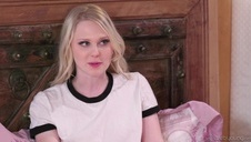 sucza liże jej opalone cycuszki w seks trójkącie