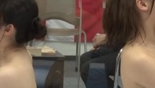 gorąca mamuśka dosiada go na łóżku