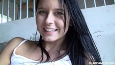 emo laseczka pieści się przed kamerką w kuchni