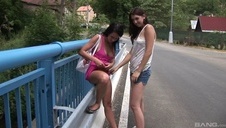 ona lubi się dotykać po piździe