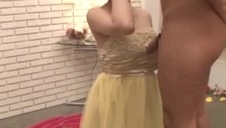 długowłosy i blondyna na ławce za domem