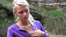 duża kobietka w różowym staniku