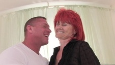 stara mama delektuje się sterczącym penisem