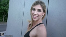 gruba laseczka palcuje się bosko przed kamerą