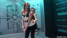 świetna laska z fajną pupką wskakuje na penisa