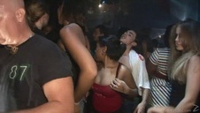 rżnie niewielką brunetkę w dupsko