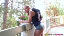 doktorek przygląda się jej owłosionej cipce