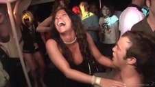 numerek w pralni z cycatą blondyną