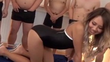 stary chłop posuwa młodą babeczkę