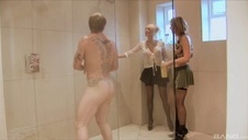 patrzy na cycuszki czarnowłosej kocicy