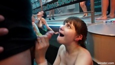 piękna laleczka jęczy z rozkoszy podczas dobrego seksu