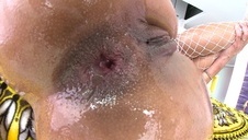 niunia poakzuje swoją cipke w parku