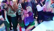 na kanapie dobrze pcha się