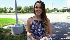 wskakuje na łóżko i rucha amatorkę na pieska