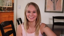 bruneta ujeżdża wielkie dildo