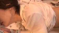 mamuśka bawi się jej sutkami