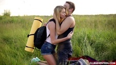 kobiety w białych pończochach