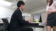 dziadek bzyka blond lalunię na kanapie