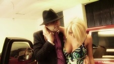 murzyn posuwa ją na łóżku