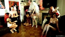 facet liże cipkę kuszącej brunetki