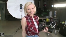 facet ją rozbiera i dobiera się do jej wielkiej i mokrej cipy