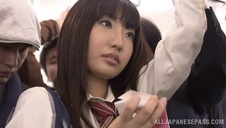 silna dziewczyna trzepie facetowi kapucyna