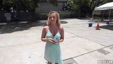 zgrabna dupeczka daje sobie z palca