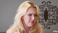 gorąca opalona laska ujeżdża jego fiuta