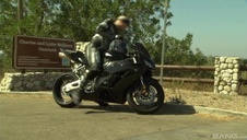 facet rozkłada jej uda i dobrze ją zapina