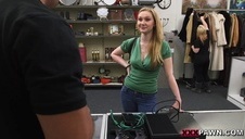 latynoska modelka dyma się z fotografem