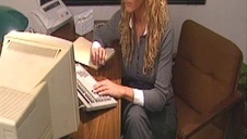 głośno jęczy ujeżdżając dużego czarnego koguta