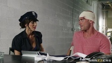 laska w wannie z kwiatami i różową seks zabawką