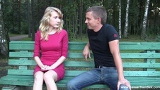 puszcza się z kelnerem w toalecie restauracji