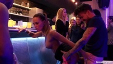 elegancki facet z rudą ślicznotką