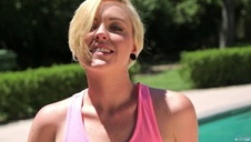 liże konkretne dildo przed kamerką