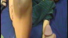 chuda babka o azjatyckiej urodzie masturbuje się w kuchni