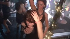 azjatka seksownie wygląda w czerwonej sukience