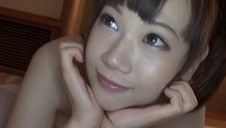 niezła kobieta z fioletową zabawką na łóżeczku