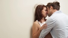 zabawia się jej boskim dupskiem w wannie