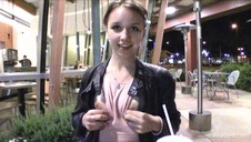 młoda bruneta pierwszy raz widzi taką dużą faję